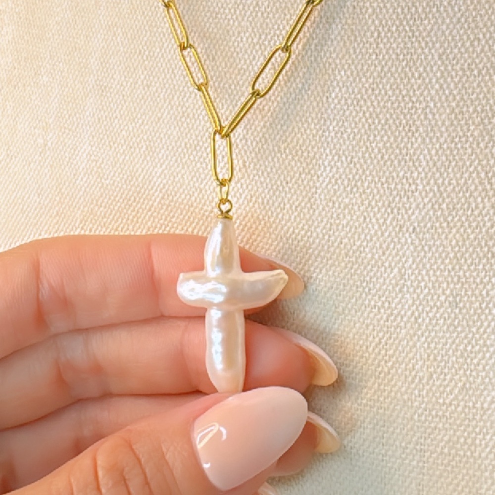 Freshwater pearl cross charm on 18kt gold plated 18” paperclip chain - Picture 4 of 6
